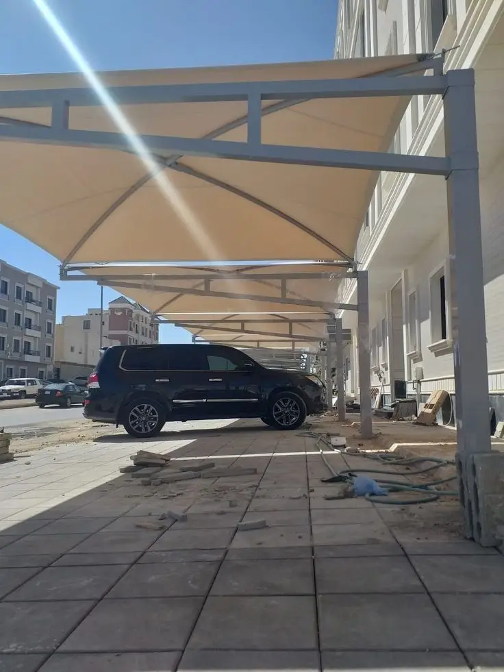 مظلات سيارات في جدة مصممة بشكل هندسي متين لحماية المركبات من حرارة الشمس والأمطار والعوامل الجوية، تركيب احترافي وجودة عالية.