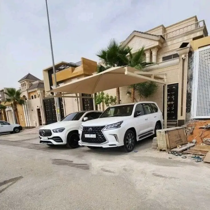 مظلات سيارات أمام الفلل في جدة بتصميم هندسي أنيق يوفر حماية عالية من الشمس والأمطار ويحافظ على السيارات بشكل آمن وجذاب.