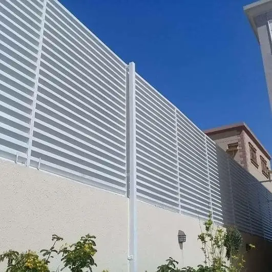 "سواتر حديد حديثة باللون الأبيض مثبتة على جدران المنازل توفر خصوصية عالية وحماية متينة في جدة."